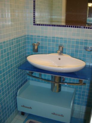 lavandino e specchio bagno